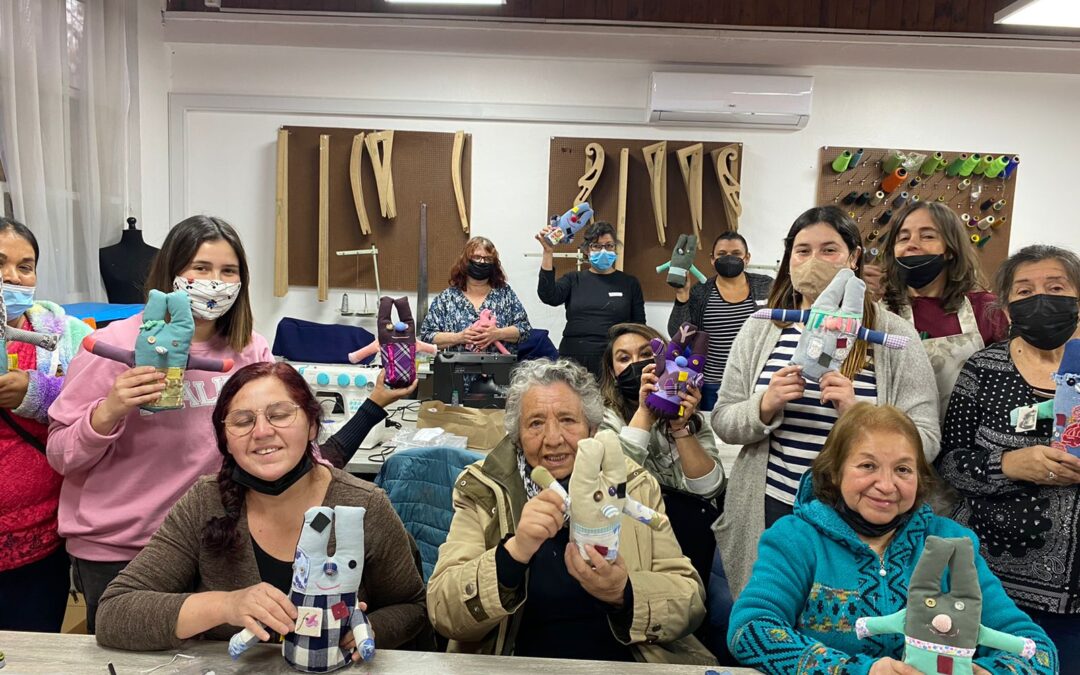 40 mujeres se capacitaron en taller de reutilización textil con Fundación Nonos