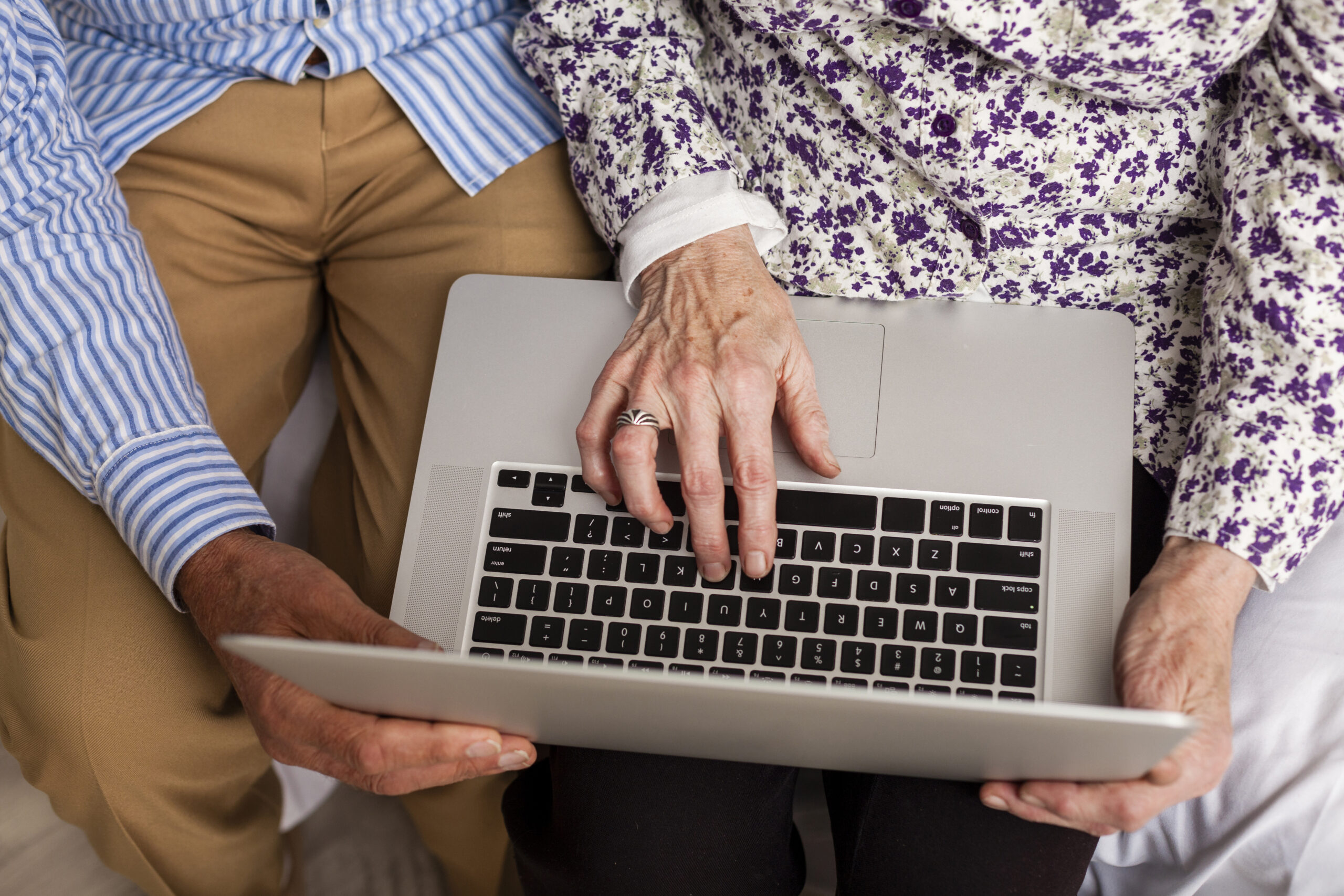 personas mayores usando laptop
